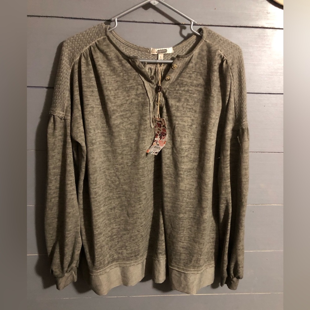 Brand New long sleeve blouse by Gimmicks from Buckle BKE size large.